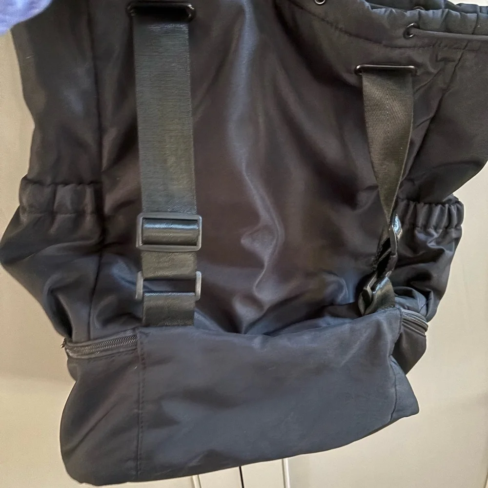 Beyond Yoga Convertible Backpack Black Zipped Pockets 15in/17in